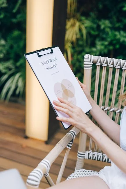Vue plongeante d'un smartphone dans un chariot avec des cartes bancaires sur un fond violet.